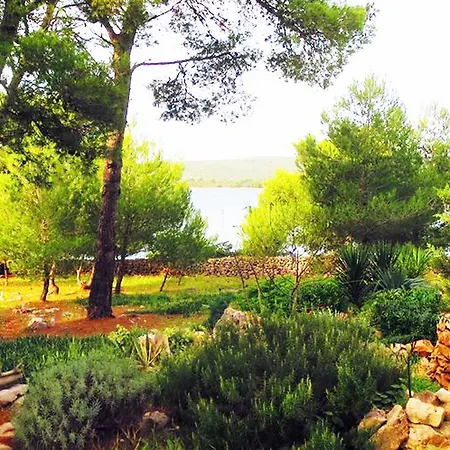Robinson Eden * Milna (Brac)