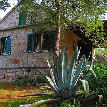 Robinson Eden * Milna (Brac)