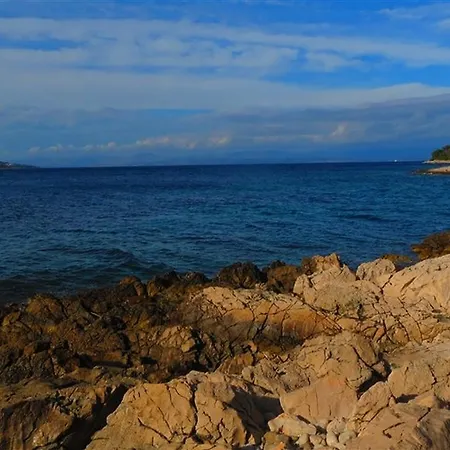 Robinson Eden * Milna (Brac)